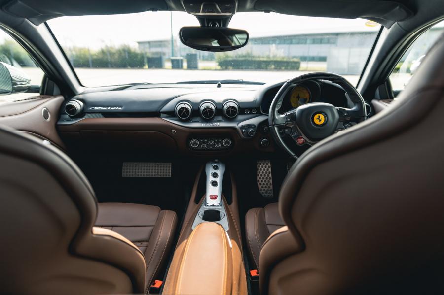 Интерьер Ferrari F12berlinetta 2014 года  (UK) (фото 26 из 276)